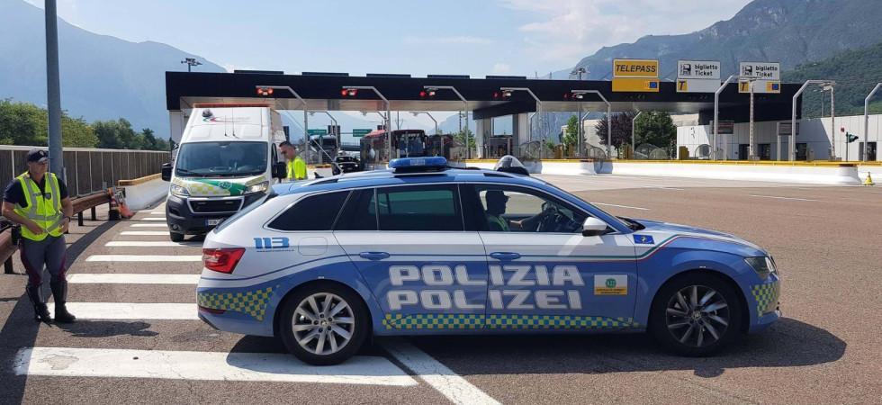 Cerca di passare il confine con a bordo un richiedente asilo respinto dalla Germania
